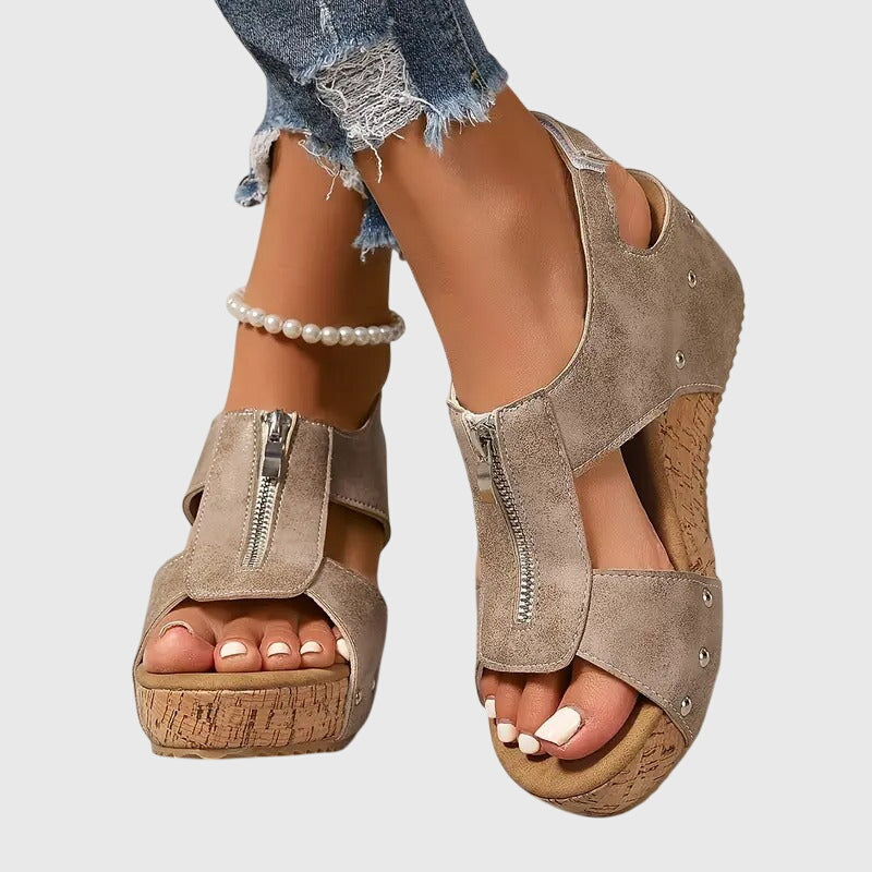 Bridie | Sandali Zeppa con Zip e Calzata Larga
