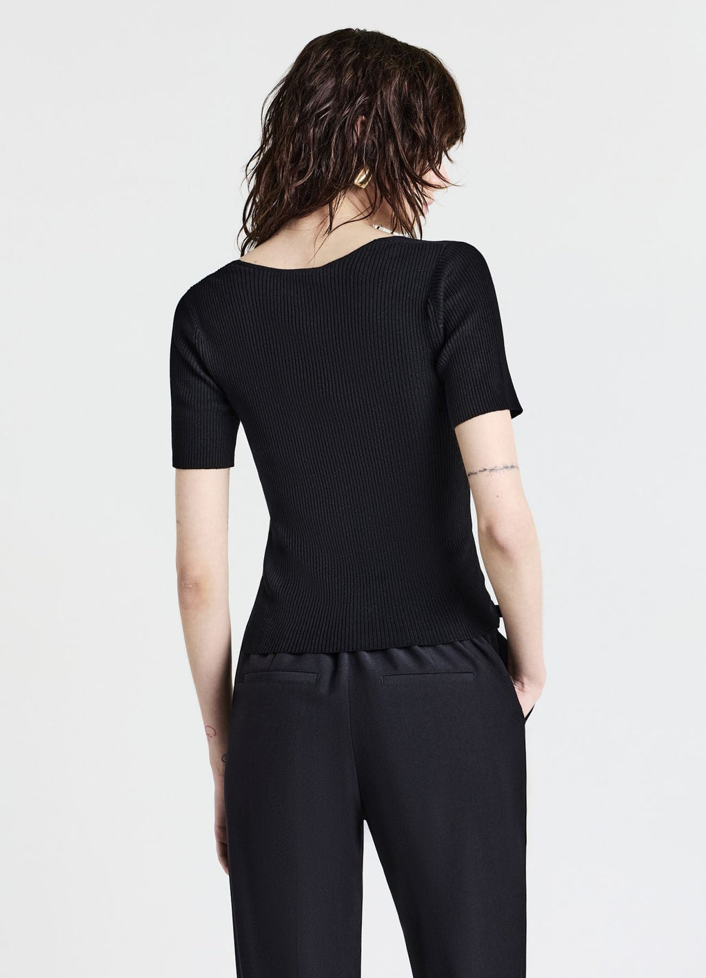 T-shirt scollo V a costine