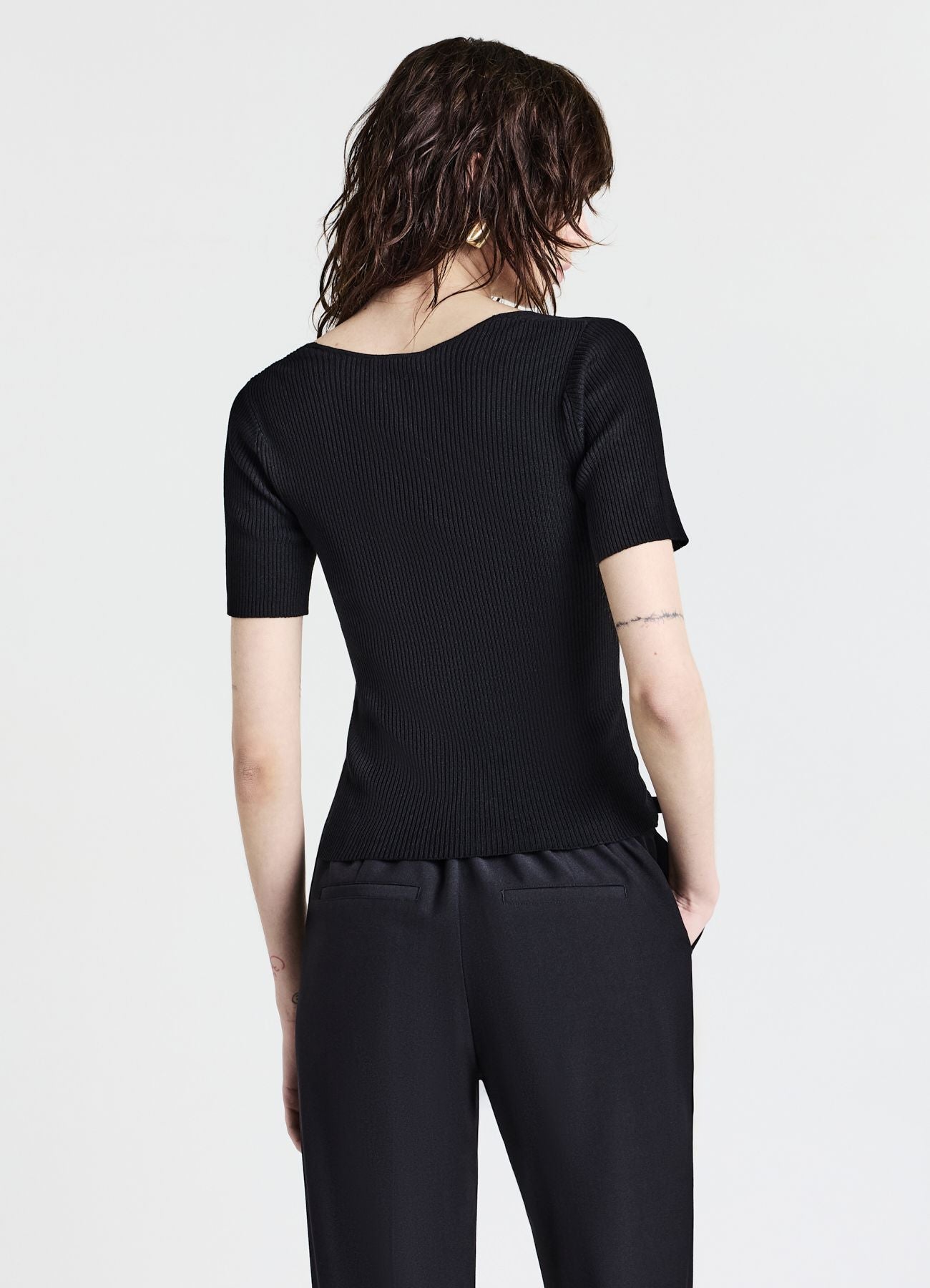 T-shirt scollo V a costine
