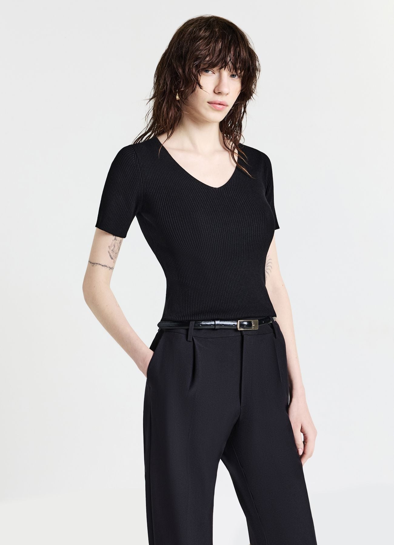 T-shirt scollo V a costine